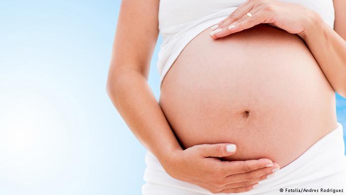 ولادة أول طفل في العالم من رجل وامرأتين ولادة أول طفل في العالم من رجل وامرأتين