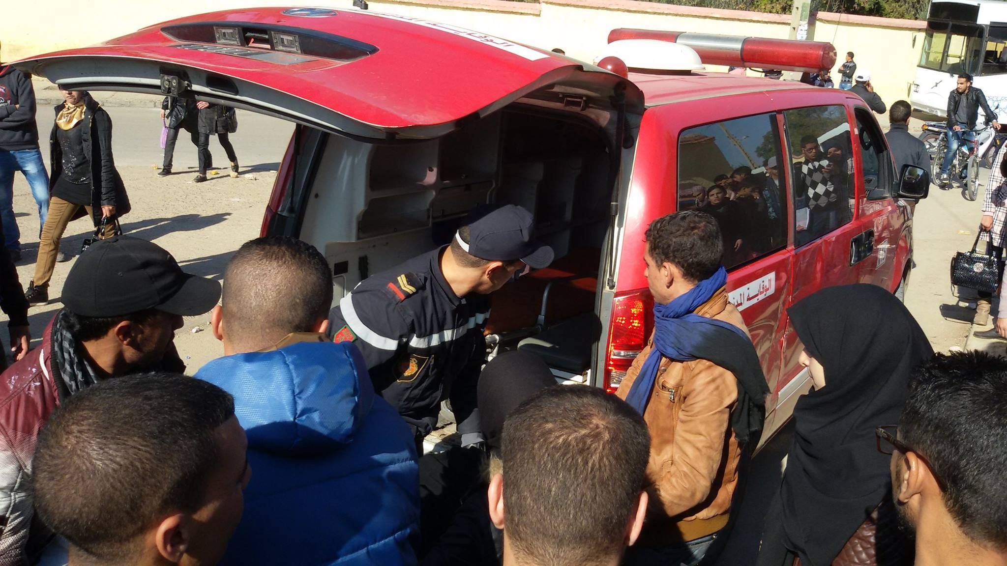 تيزنيت:اصطدام بين حافلة وسيارتين في الطريق بين اكلو و تزنيت يخلف إصابات تيزنيت:اصطدام بين حافلة وسيارتين في الطريق بين اكلو و تزنيت يخلف إصابات