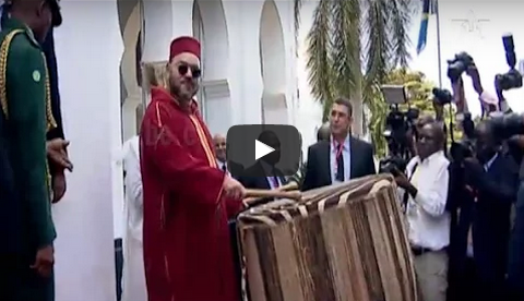 بالفيديو : شاهد الملك محمد السادس يدق على الطبل بتنزانيا