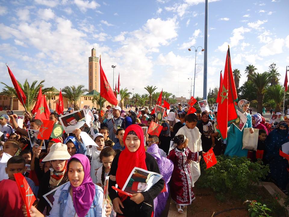 تيزنيت: مدرسة 18 نونبر تحتفي بذكرى المسيرة الخضراء بمسيرة تلميذية تيزنيت: مدرسة 18 نونبر تحتفي بذكرى المسيرة الخضراء بمسيرة تلميذية