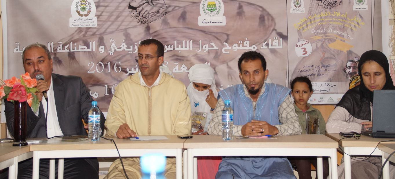 بالصور و الفيديو : باحثون ومهتمون ونساء متعاونات يناقشون هوية وثقافة اللباس الأمازيغي و الصناعة الجلدية في لقاء مفتوح برسموكة بالصور و الفيديو : باحثون ومهتمون ونساء متعاونات يناقشون هوية وثقافة اللباس الأمازيغي و الصناعة الجلدية في لقاء مفتوح برسموكة