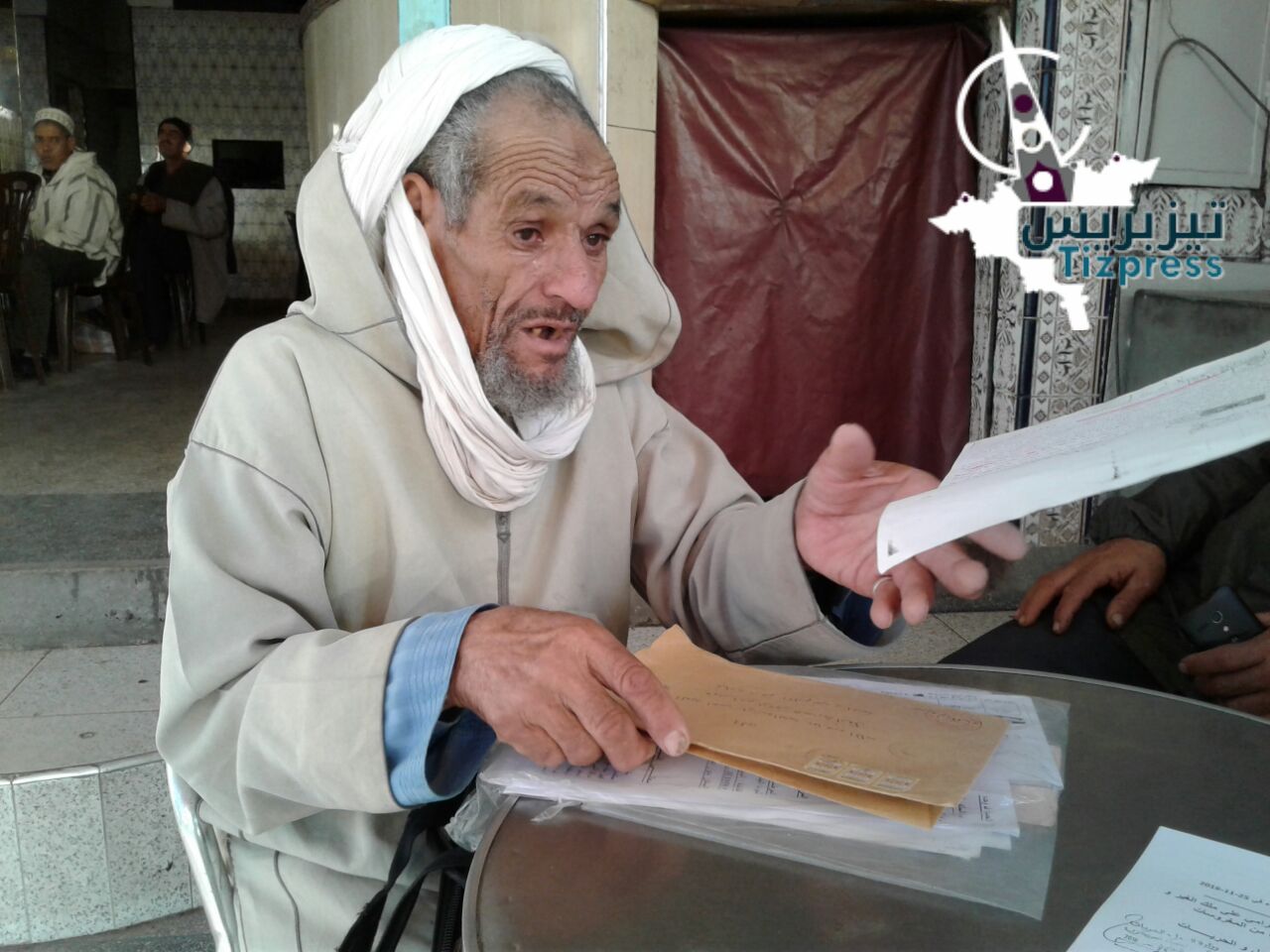 تيزنيت : بالفيديو ..شيخ سبعيني يراسل وزير العدل ويُقرر الإعتصام والدخول في إضراب عن الطعام أمام المحكمة تيزنيت : بالفيديو ..شيخ سبعيني يراسل وزير العدل ويُقرر الإعتصام والدخول في إضراب عن الطعام أمام المحكمة