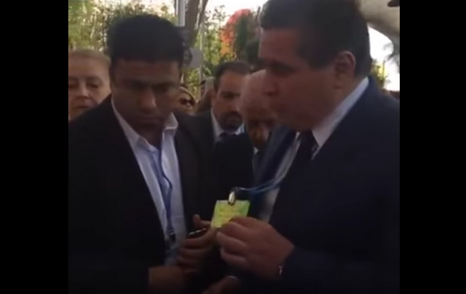بالفيديو .. الأمن يمنع عزيز أخنوش من دخول القاعة الرئيسية في الكوب 22