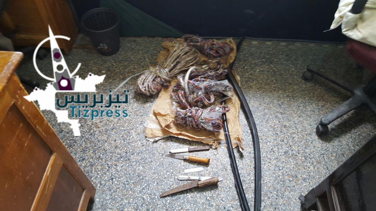 تيزنيت : بالصور ..ايقاف شخصي أربعيني برسموكة وهو متلبس بسرقة الاسلاك الهاتفية تيزنيت : بالصور ..ايقاف شخصي أربعيني برسموكة وهو متلبس بسرقة الاسلاك الهاتفية
