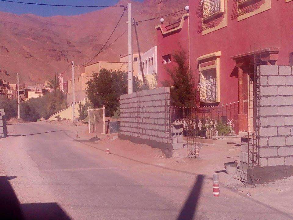 تيزنيت : بالصور.. تشييد بناية فوق الطريق العمومية وفاعل جمعوي يراسل الجهات المسؤولة قصد التدخل تيزنيت : بالصور.. تشييد بناية فوق الطريق العمومية وفاعل جمعوي يراسل الجهات المسؤولة قصد التدخل