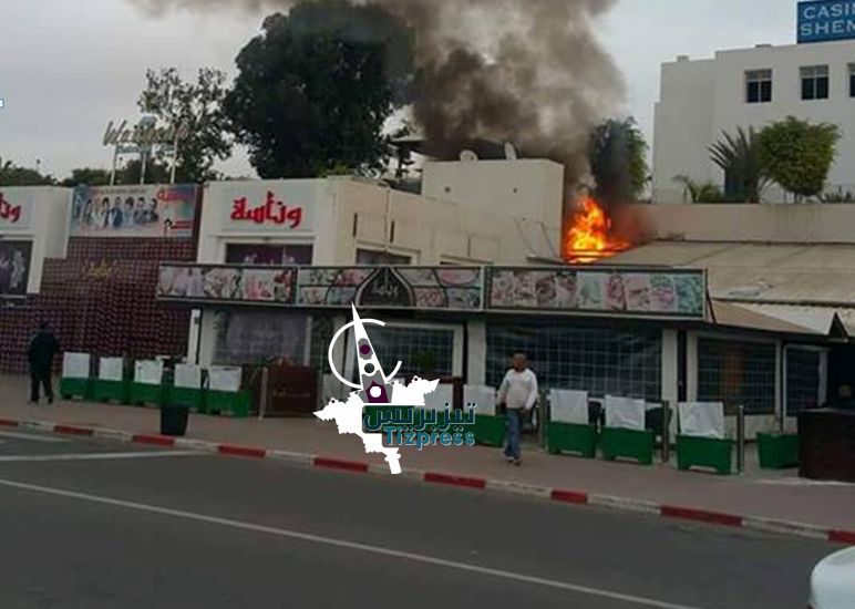 أكادير : النيران تشتعل في ملهى ليلي بالمنطقة السياحية و الوقاية المدنية في صراع مع الحريق أكادير : النيران تشتعل في ملهى ليلي بالمنطقة السياحية و الوقاية المدنية في صراع مع الحريق
