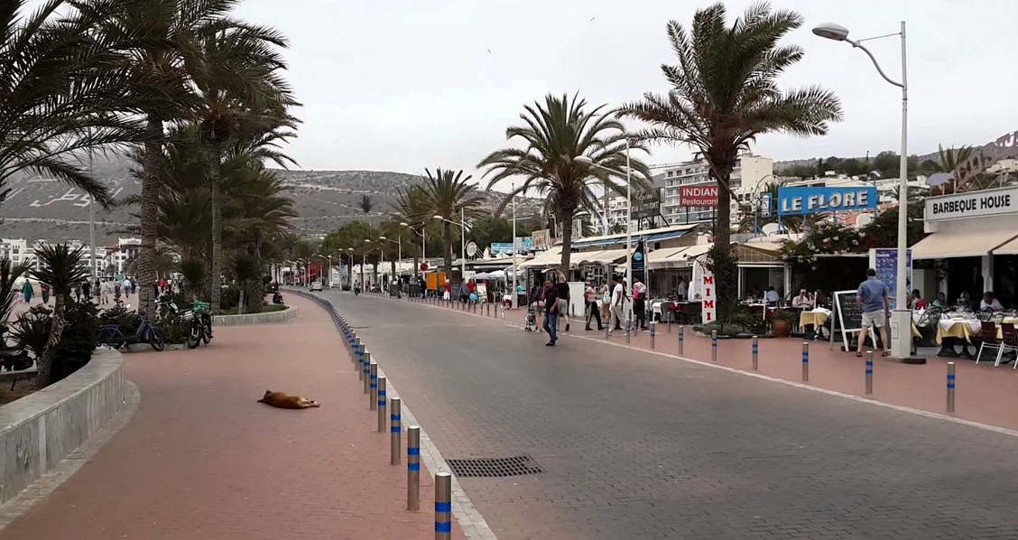 أرباب المطاعم والمقاهي بكورنيش أكادير يرفضون الزيادة في الضريبة ويهددون بالإضراب أرباب المطاعم والمقاهي بكورنيش أكادير يرفضون الزيادة في الضريبة ويهددون بالإضراب