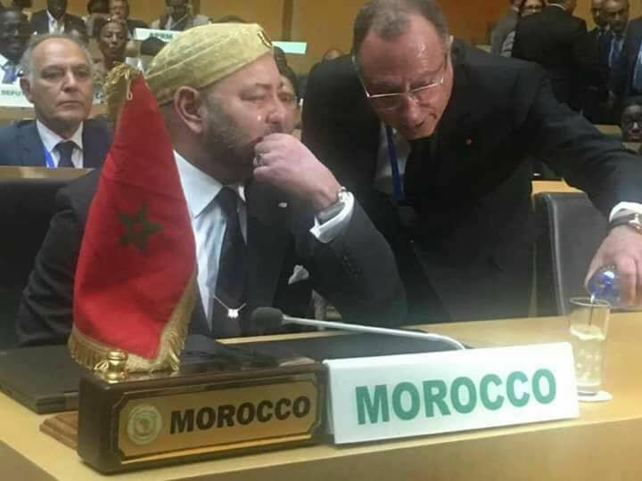 صورة : الملك يذرف الدموع بعد خطابه أمام الاتحاد الإفريقي