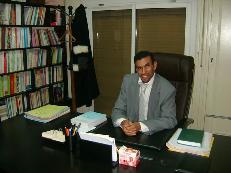 محامي ضحايا مافيا العقار يهددبحرق بذلة المحاماة في احدى ساحات محاكم الجنوب ضد الظلم محامي ضحايا مافيا العقار يهددبحرق بذلة المحاماة في احدى ساحات محاكم الجنوب ضد الظلم