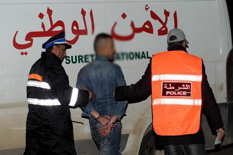 تيزنيت :إعتقال سارق منازل المهاجرين والميسورين بعد تنفيذه لأزيد من 13 سرقة تيزنيت :إعتقال سارق منازل المهاجرين والميسورين بعد تنفيذه لأزيد من 13 سرقة