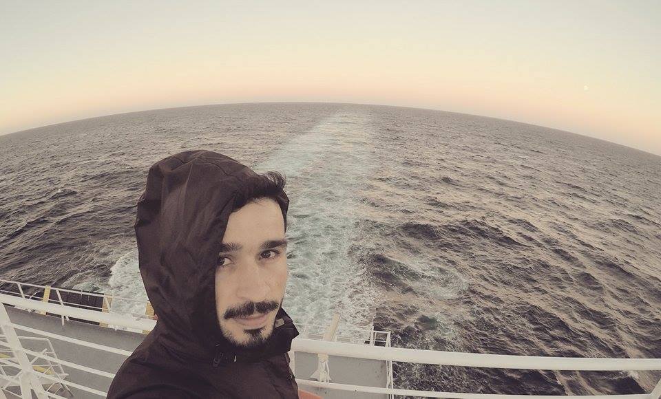 المخرج التيزنيتي ” عبد الرحمان الرائس ” يتتبع خطوات المهاجرين في اتجاه باريس المخرج التيزنيتي ” عبد الرحمان الرائس ” يتتبع خطوات المهاجرين في اتجاه باريس