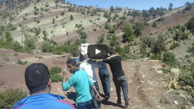فيديو مؤلم : امرأة حامل في المخاض تحمل على نعش لمسافة 6 كيلومترات فيديو مؤلم : امرأة حامل في المخاض تحمل على نعش لمسافة 6 كيلومترات