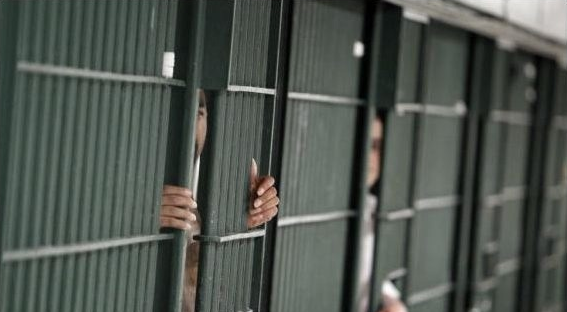 الإتجار بالعفو الملكي مقابل 14 مليون سنتيم يجر موظفا سجنيا للسجن