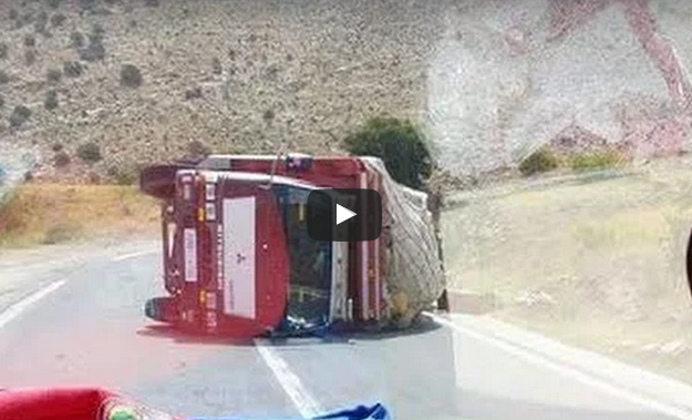 بالفيديو : انقلاب شاحنة لنقل الخضر والفواكه على الطريق الرابطة بين لخصاص و ميرغت بالفيديو : انقلاب شاحنة لنقل الخضر والفواكه على الطريق الرابطة بين لخصاص و ميرغت