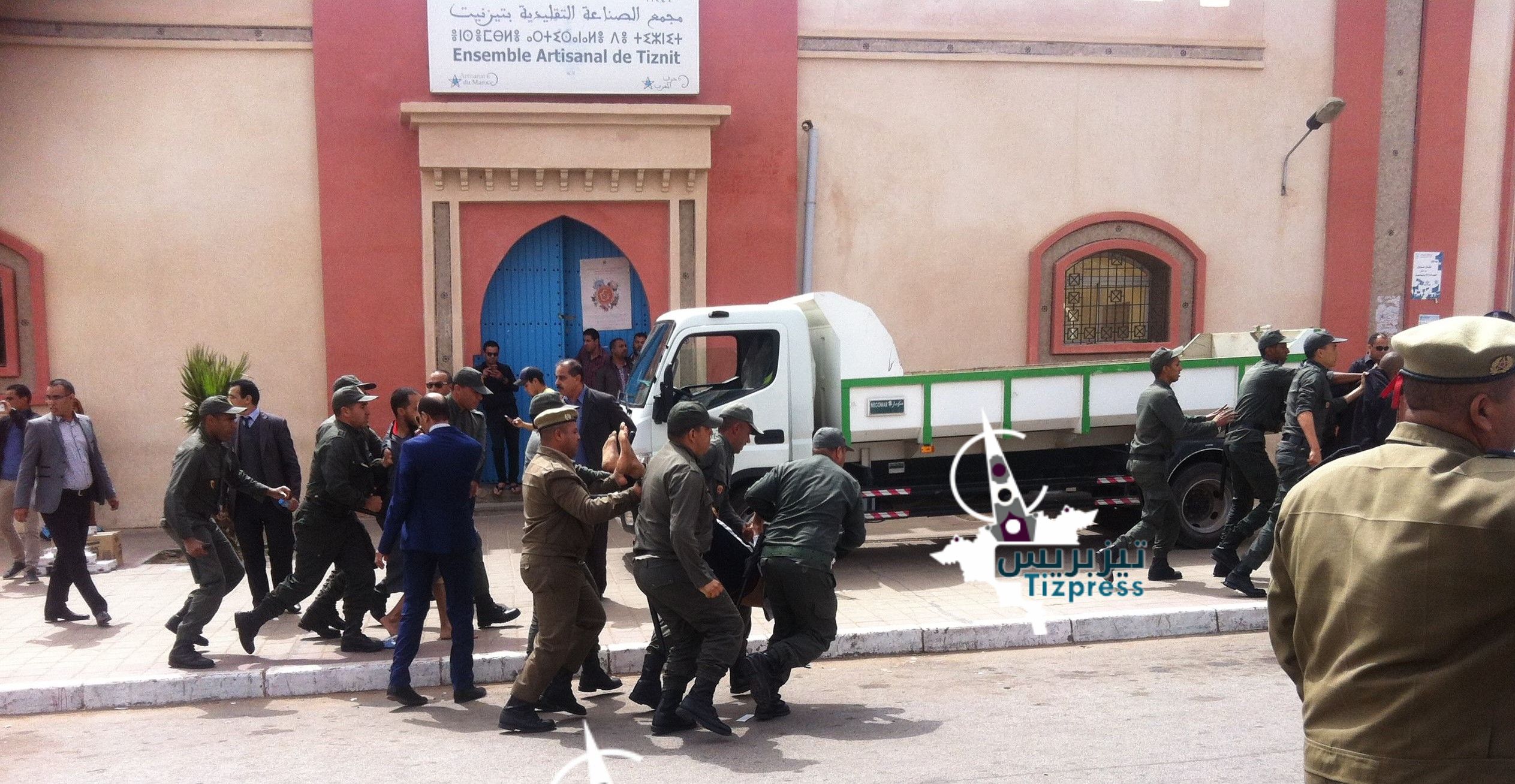 بالصور : تدخل أمني ضد ”الفرّاشة” بتيزنيت يُسفر عن اعتقالات بالصور : تدخل أمني ضد ”الفرّاشة” بتيزنيت يُسفر عن اعتقالات