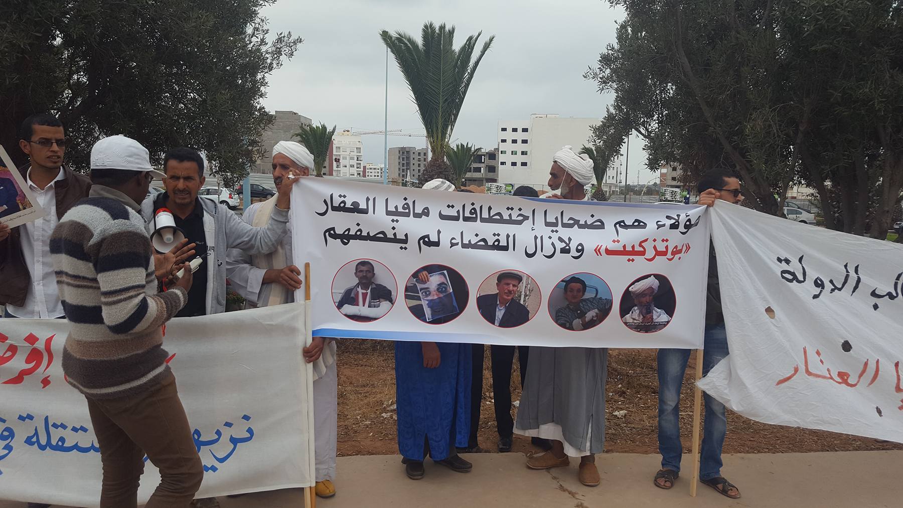أكادير: “ضحايا مافيا العقار” بسوس يحتجون و يعتصمون أمام محكمة الاستئناف ( صور ) أكادير: “ضحايا مافيا العقار” بسوس يحتجون و يعتصمون أمام محكمة الاستئناف ( صور )