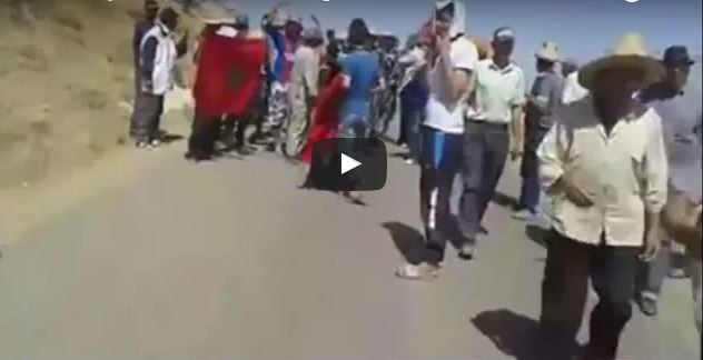 بالفيديو :العطش والصحة يخرجان ساكنة بوزان إلى الشارع ويهددون بمسيرة مشيا على الأقدام إلى العمالة والرباط بالفيديو :العطش والصحة يخرجان ساكنة بوزان إلى الشارع ويهددون بمسيرة مشيا على الأقدام إلى العمالة والرباط