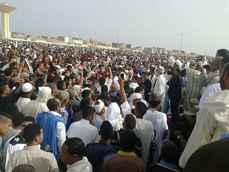 بالفيديو :مصلون يطردون امام من صلاة العيد بمدينة بوجدور بالفيديو :مصلون يطردون امام من صلاة العيد بمدينة بوجدور