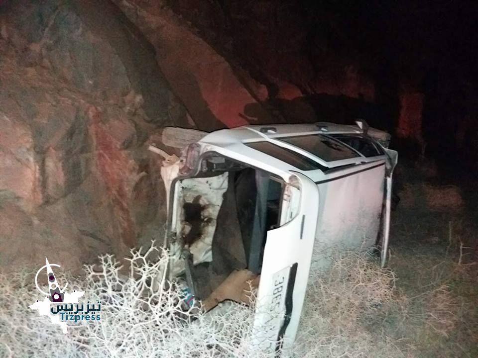 تيزنيت :بالصور ..انقلاب سيارة محامي بعد مطاردة ليلية بسبب مطلقة