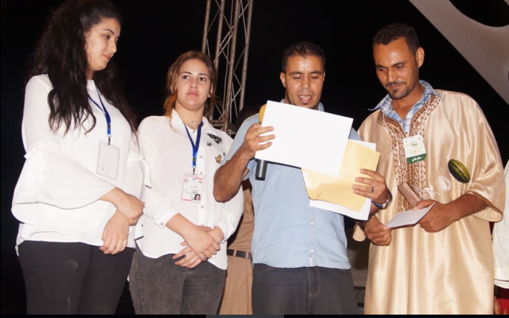 بالصور ..” بوفقير” يفوز بمهرجان الدلاح بجائزة أحسن عارض لفاكهة الدلاح
