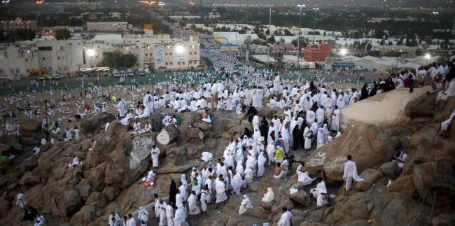 على خطى النبي الكريم.. مليونا حاج يصعدون إلى جبل الرحمة بعرفات