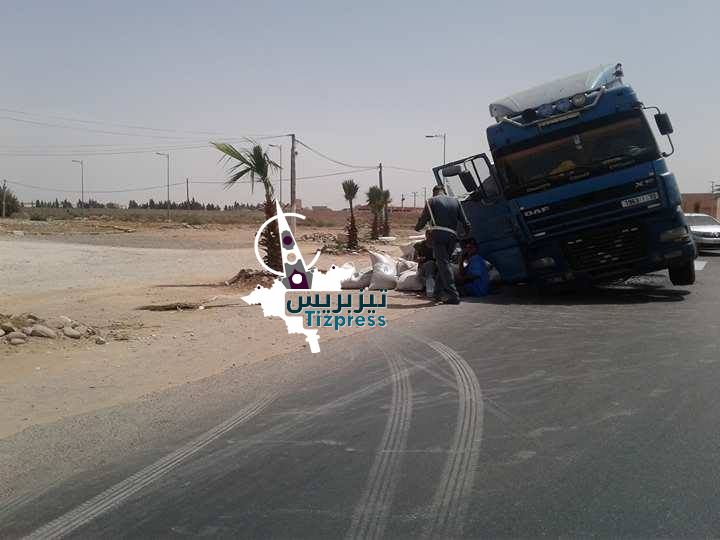 بالصور : انقلاب شاحنة كبيرة بمدار طرقي يعرقل السير لساعات بسيدي بيبي بالصور : انقلاب شاحنة كبيرة بمدار طرقي يعرقل السير لساعات بسيدي بيبي