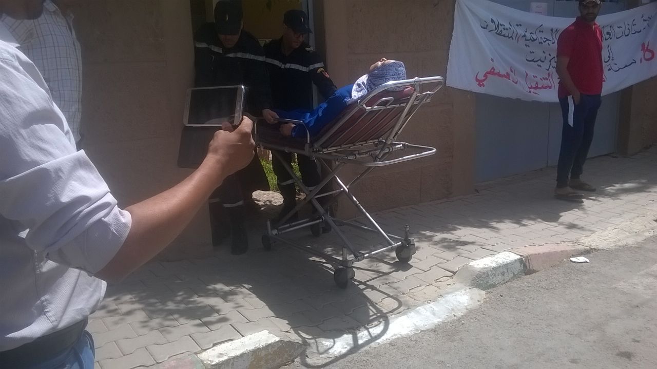 تيزنيت : نقل أستاذة من داخل بهو مديرية التعليم للمستعجلات بعدما اغمي عليها