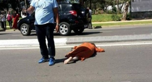 مهاجر قام برمي والدته من السيارة وحاول طعن أبيه بالسلاح الأبيض