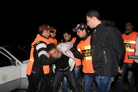 تيزنيت : اعتقال ” نينجا ” سارق عشرات المنازل و العثور لديه على بدلتين رسميتين للدرك الملكي تيزنيت : اعتقال ” نينجا ” سارق عشرات المنازل و العثور لديه على بدلتين رسميتين للدرك الملكي