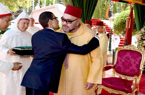 الملك يطلب عدم تقبيل يده الملك يطلب عدم تقبيل يده