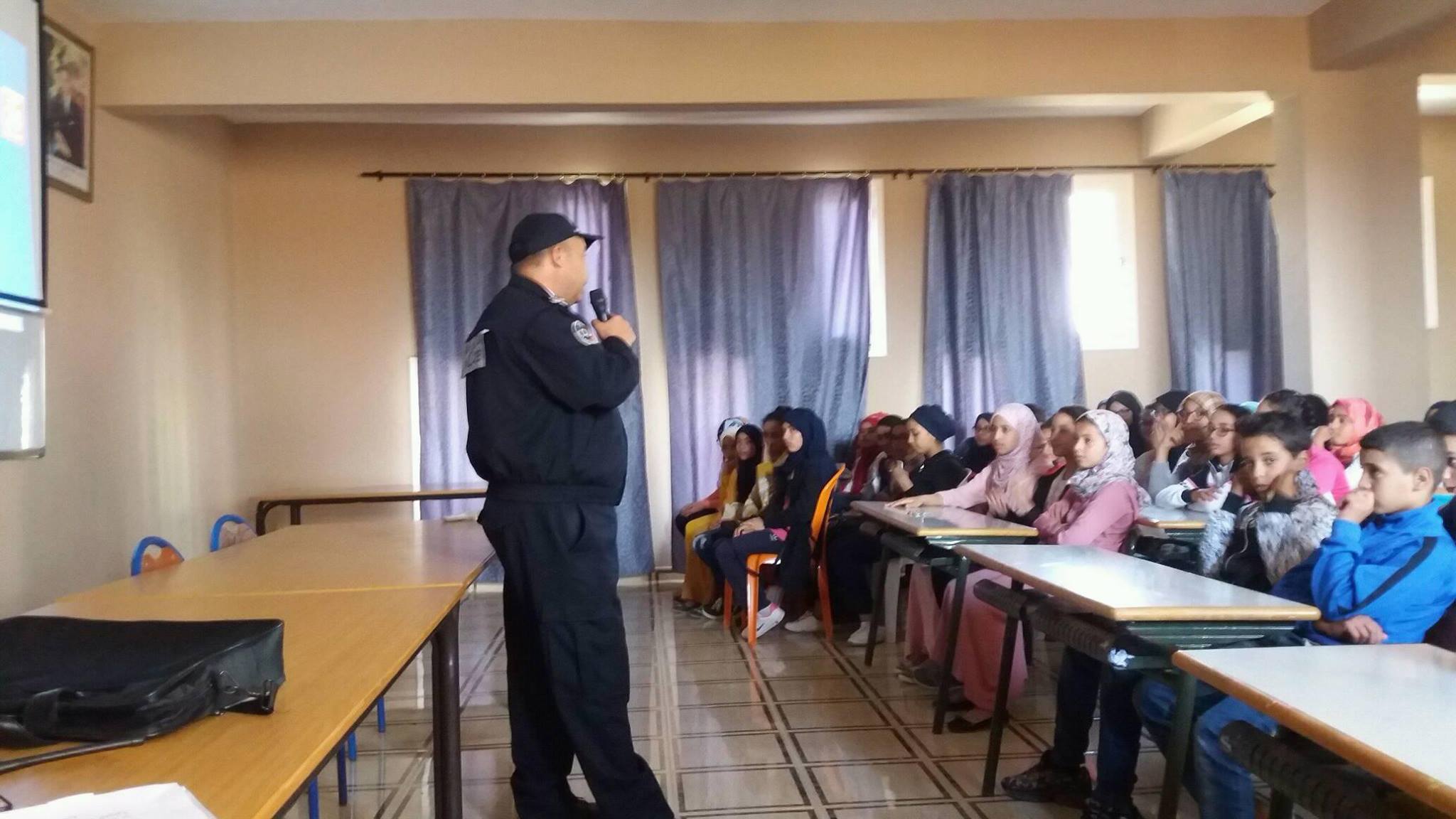 تيزنيت : ثانوية النور الاعدادية تحتضن حملة تحسيسية حول العنف المدرسي تيزنيت : ثانوية النور الاعدادية تحتضن حملة تحسيسية حول العنف المدرسي