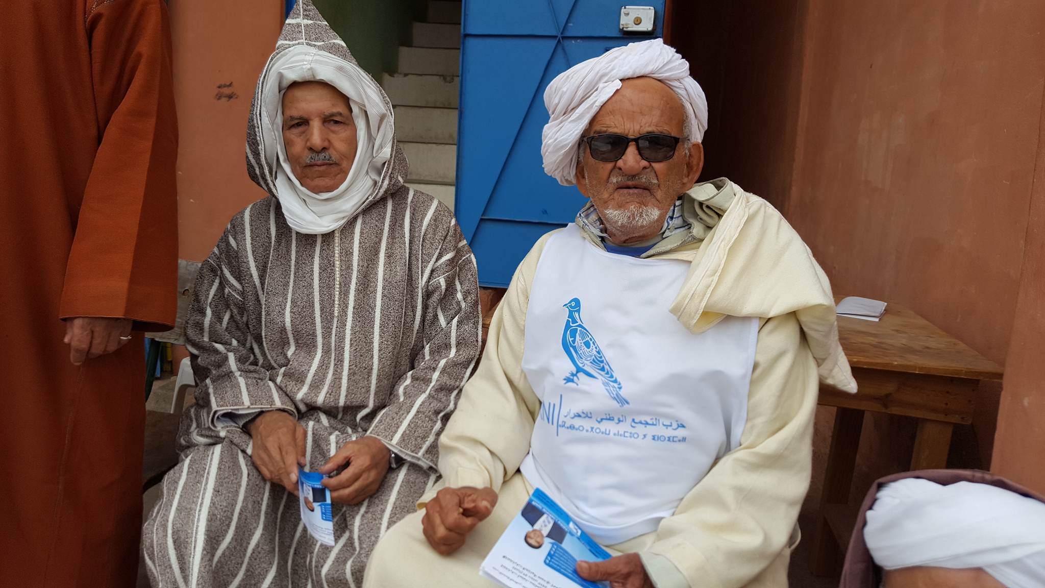 سيدي إفني :شاهد بالفيديو..صرخة مُسن في قلب حملة ” مصطفى مشارك ” ضد “المال السياسي وشراء الذمم ” ..«وَاكْ وَاكْ لْفْلُوسْ أُوهُو..!!» سيدي إفني :شاهد بالفيديو..صرخة مُسن في قلب حملة ” مصطفى مشارك ” ضد “المال السياسي وشراء الذمم ” ..«وَاكْ وَاكْ لْفْلُوسْ أُوهُو..!!»