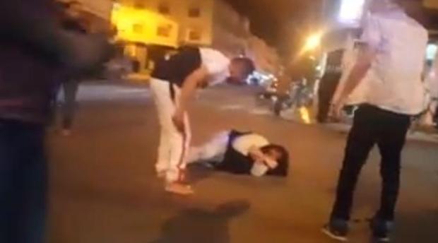 أكادير : توقيف الشخص الذي ظهر في شريط فيديو وهو يعرض زوجته لاعتداء جسدي بشارع بالدشيرة أكادير : توقيف الشخص الذي ظهر في شريط فيديو وهو يعرض زوجته لاعتداء جسدي بشارع بالدشيرة