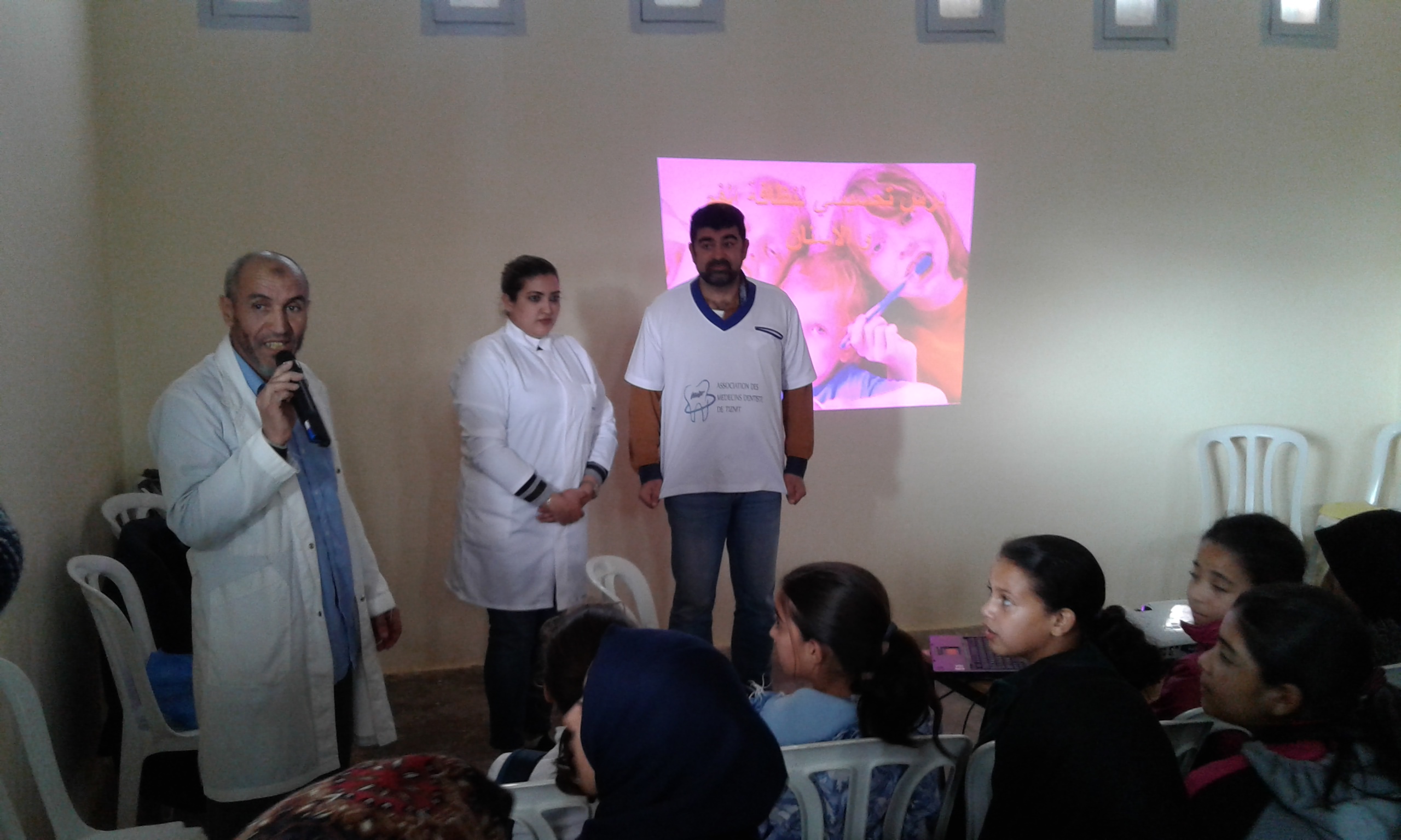 تيزنيت : ورشة تحسيسية حول صحة الفم والأسنان لفائدة تلاميذ مدرسة الحسن الاول تيزنيت : ورشة تحسيسية حول صحة الفم والأسنان لفائدة تلاميذ مدرسة الحسن الاول