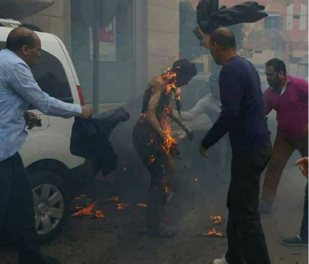 فيديو ..شخص يضرم النار في جسده بالعيون فيديو ..شخص يضرم النار في جسده بالعيون