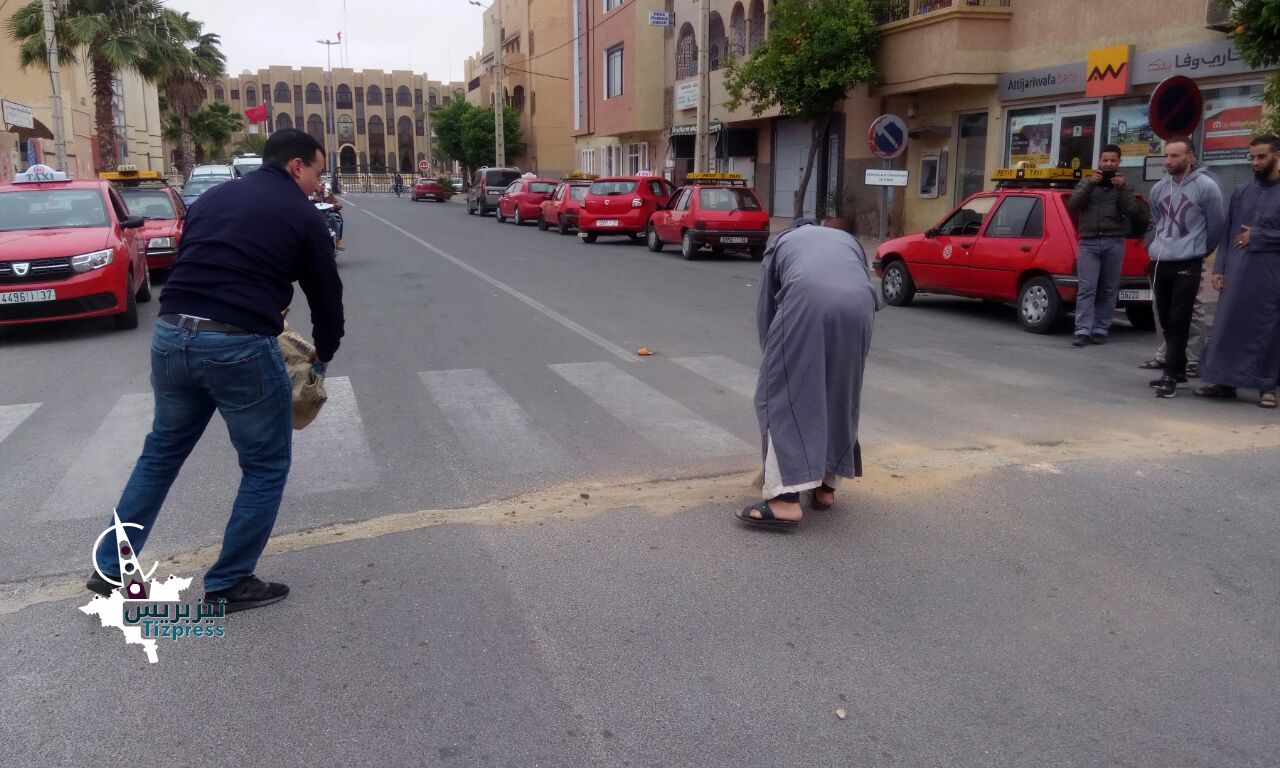 تيزنيت : “مَا يْحْكْ جْلْدْكْ غِيرْ ظْفْرْكْ”..شكل احتجاجي جديد لمهنيي سيارات الاجرة الصغيرة ُيلفت الأنظار تيزنيت : “مَا يْحْكْ جْلْدْكْ غِيرْ ظْفْرْكْ”..شكل احتجاجي جديد لمهنيي سيارات الاجرة الصغيرة ُيلفت الأنظار