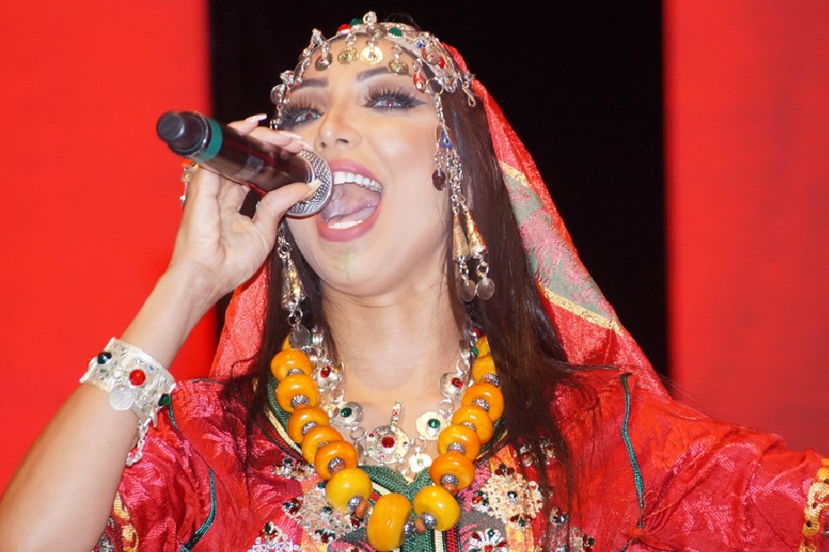 فيديو ..شاهد دنيا بطمة تشعل منصة ساحة الإستقبال بتيزنيت