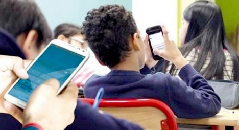فرنسا تمنع الهواتف النقالة في المدارس الابتدائية والإعدادية