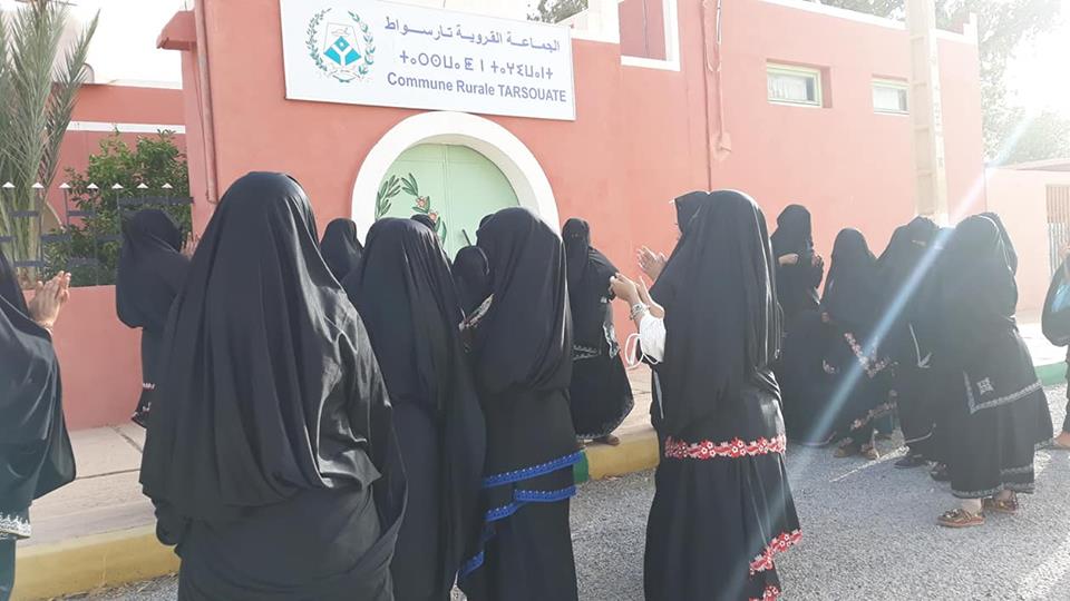 تافراوت : بالفيديو ..نساء أمانوز في وقفة احتجاجية أمام مقر جماعة تارسواط تافراوت : بالفيديو ..نساء أمانوز في وقفة احتجاجية أمام مقر جماعة تارسواط