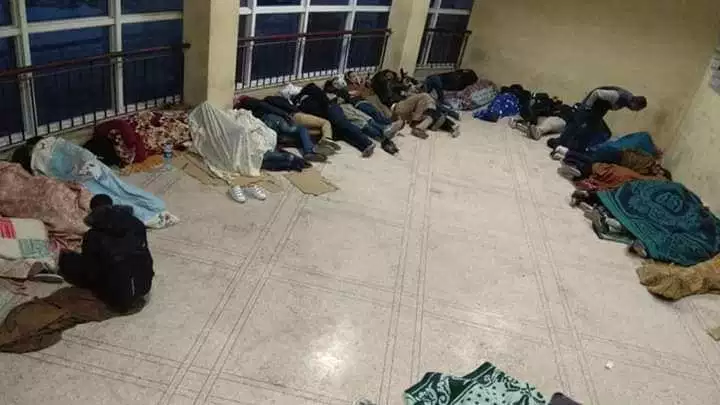 بالصور: أساتذة ” الكونطرا ” بجهة سوس ماسة يفترشون الأرض و يلتحفون السماء بجنبات المحطة الطرقية بالصور: أساتذة ” الكونطرا ” بجهة سوس ماسة يفترشون الأرض و يلتحفون السماء بجنبات المحطة الطرقية