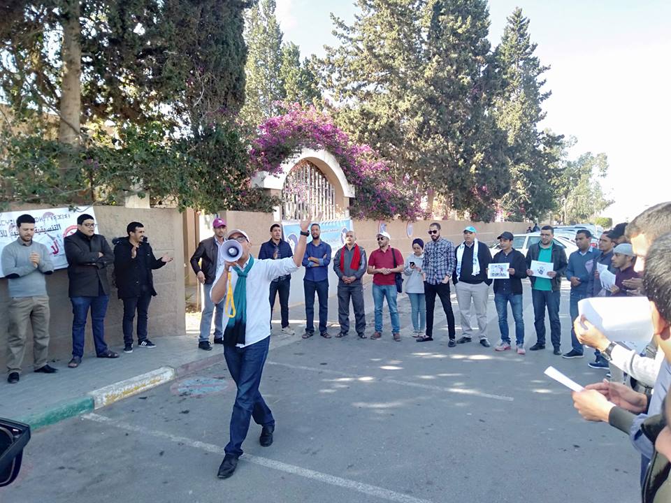 تيزنيت : بالصور ..وقفة احتجاجية للأساتذة المتعاقدين أمام مديرية التعليم بمشاركة الهيئات النقابية و الحقوقية تيزنيت : بالصور ..وقفة احتجاجية للأساتذة المتعاقدين أمام مديرية التعليم بمشاركة الهيئات النقابية و الحقوقية