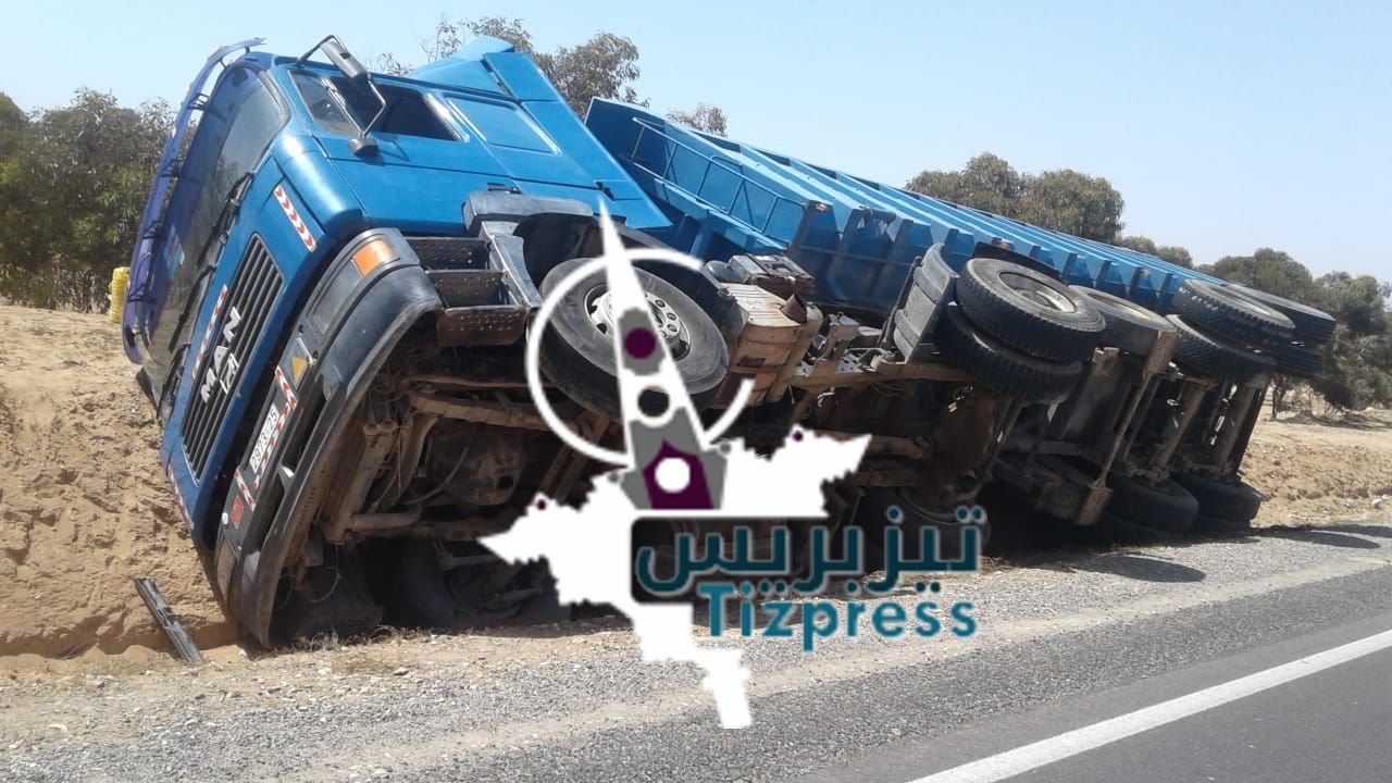 المعدر الكبير : انقـــلاب شاحنة محملة بمواد البـــناء والحادث لم يخلف اية خسائر بشرية المعدر الكبير : انقـــلاب شاحنة محملة بمواد البـــناء والحادث لم يخلف اية خسائر بشرية
