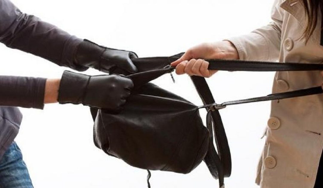 أكلو : فتاة تتعرض للسرقة تحت طائلة التهديد بالسلاح الأبيض