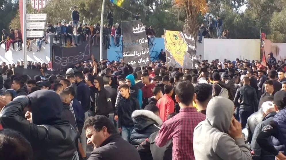 جماهير الحسنية تُواصل الإحتجاج أمام مقر الفريق جماهير الحسنية تُواصل الإحتجاج أمام مقر الفريق