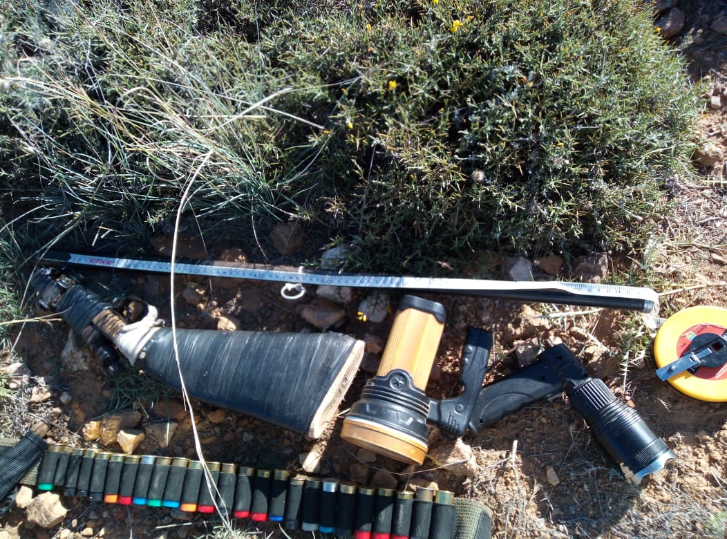 بالصور ..توقيف شخصين وفرار آخر وحجز سيارة و سلاح ناري بمحمية بجماعة أيت اسفن بالصور ..توقيف شخصين وفرار آخر وحجز سيارة و سلاح ناري بمحمية بجماعة أيت اسفن
