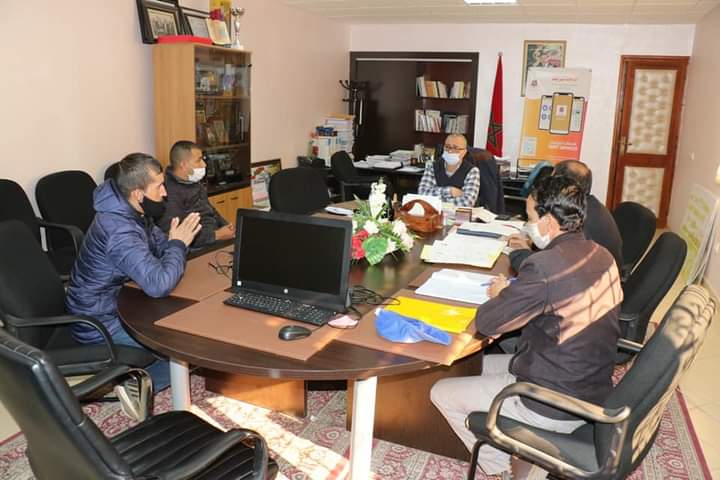 تيزنيت : رئيس الجماعة يعقد لقاء مع أعضاء من جمعية الوفاء بحي تمدغوست تيزنيت : رئيس الجماعة يعقد لقاء مع أعضاء من جمعية الوفاء بحي تمدغوست
