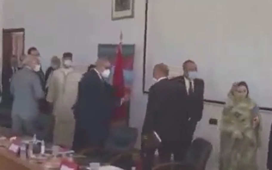 والي الداخلة يهين رئيس جماعة بحضور الوزير أمزازي (فيديو)