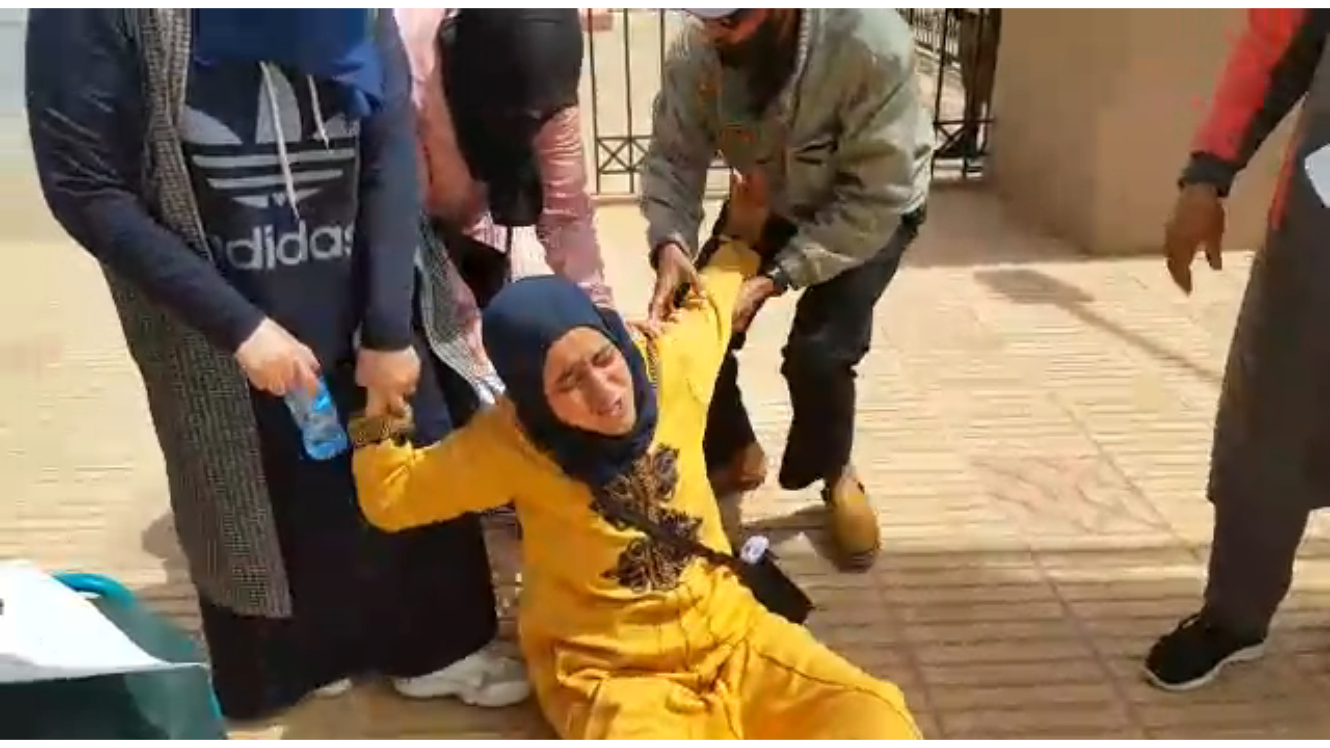 تيزنيت:السلطات تلجأ إلى تهديد نسوة ” ضحايا العمران “و تتنكر لهن تيزنيت:السلطات تلجأ إلى تهديد نسوة ” ضحايا العمران “و تتنكر لهن