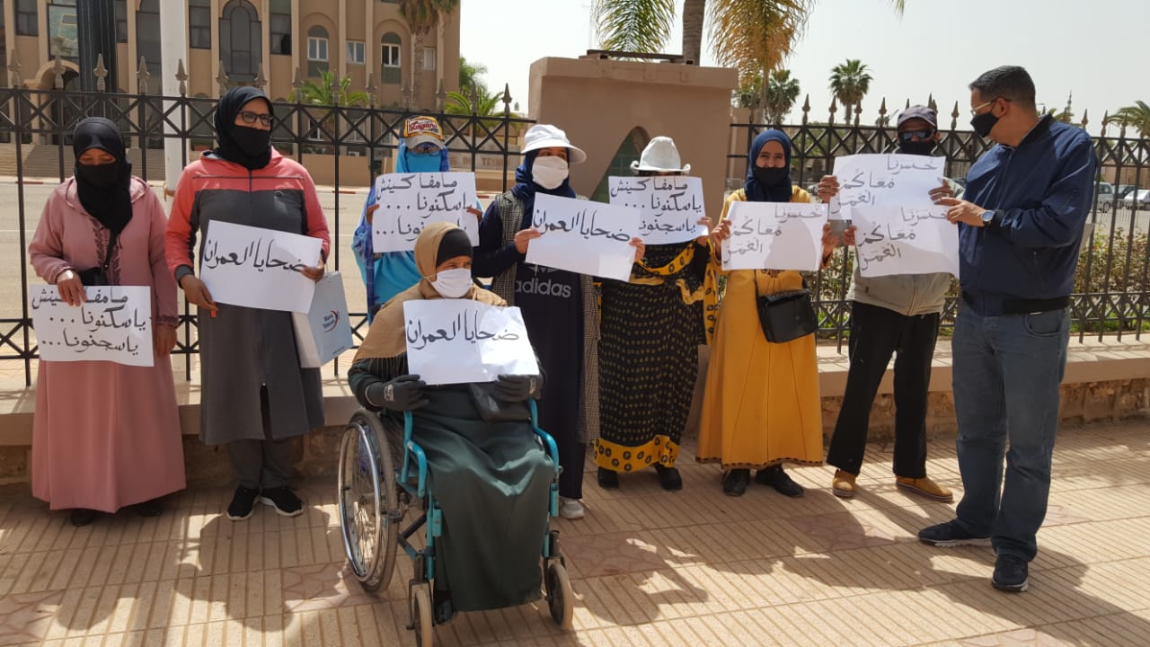 تيزنيت: إغماءات في وقفة أمام العمالة …”العُمران” تُورط عامل الإقليم ومنتخبين في عملية “احتيال” على ضحايا الشقق من الأرامل وذوي الاحتياجات الخاصة ( فيديو ) تيزنيت: إغماءات في وقفة أمام العمالة …”العُمران” تُورط عامل الإقليم ومنتخبين في عملية “احتيال” على ضحايا الشقق من الأرامل وذوي الاحتياجات الخاصة ( فيديو )