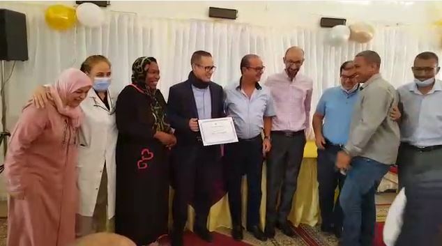 تيزنيت : استقبال استثنائي و بـ «الزغاريد» للدكتور « عبدالله حمايتي» أثناء تكريمه من طرف إدارة المستشفى الإقليمي